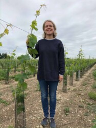 Anne Bléchet dans les vignes du Domaine